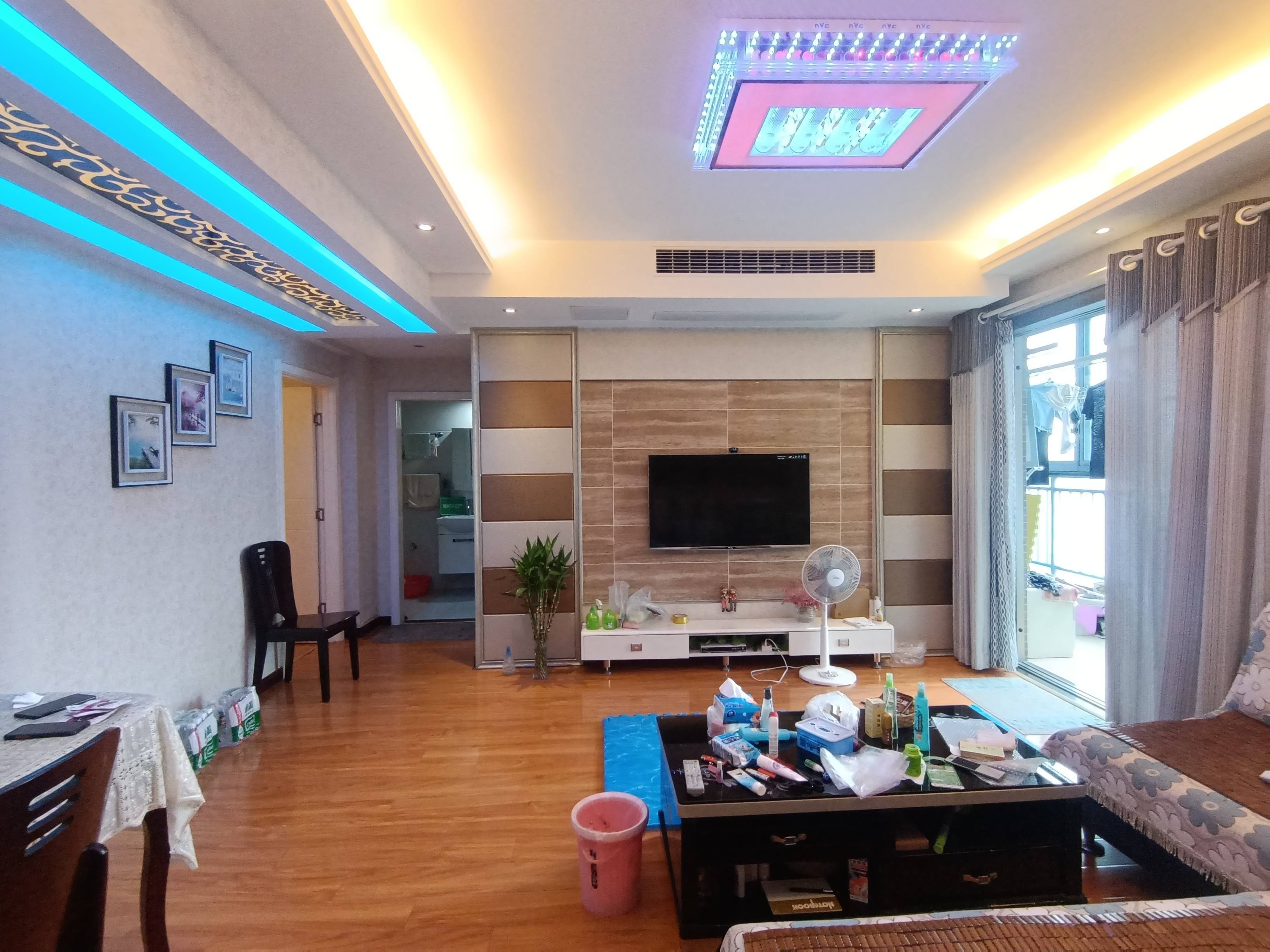 捡漏了，业主急卖，精装2房，大阳台，采光好，商圈成熟