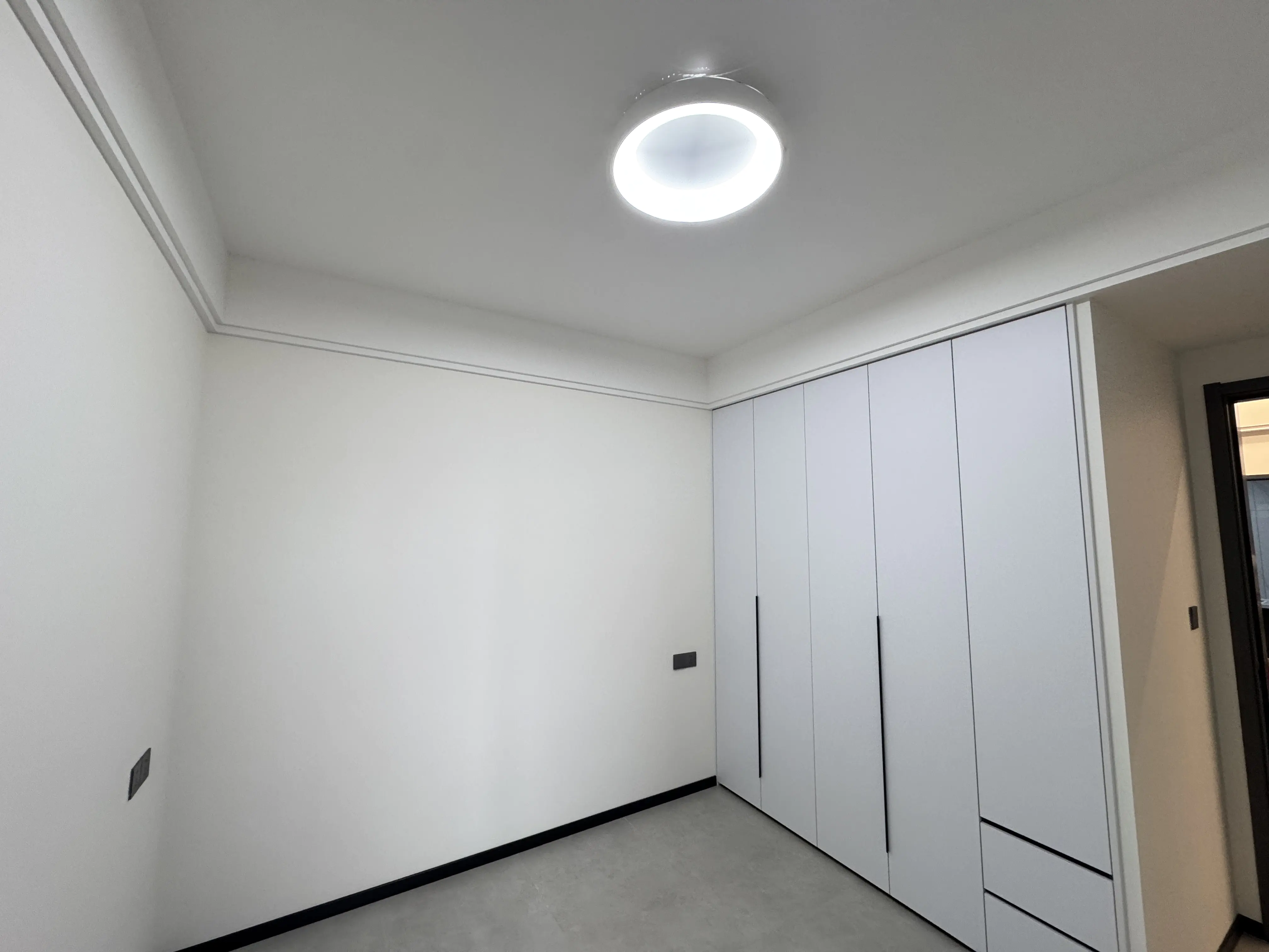 森林国际城3室2厅全新精装修两证全支持按揭贷款，优价出售！