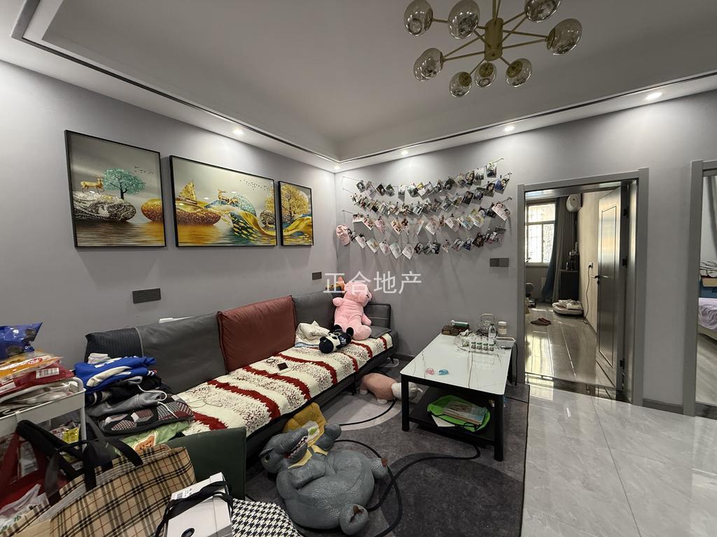 房东急卖，商城附近，交通路，步梯二楼，精装三房，9成新， 证满二