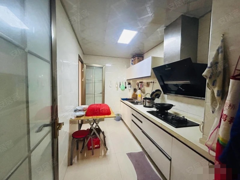 ？急售，四中旁，东城国际，电梯精装大三房，单价3600，楼层好