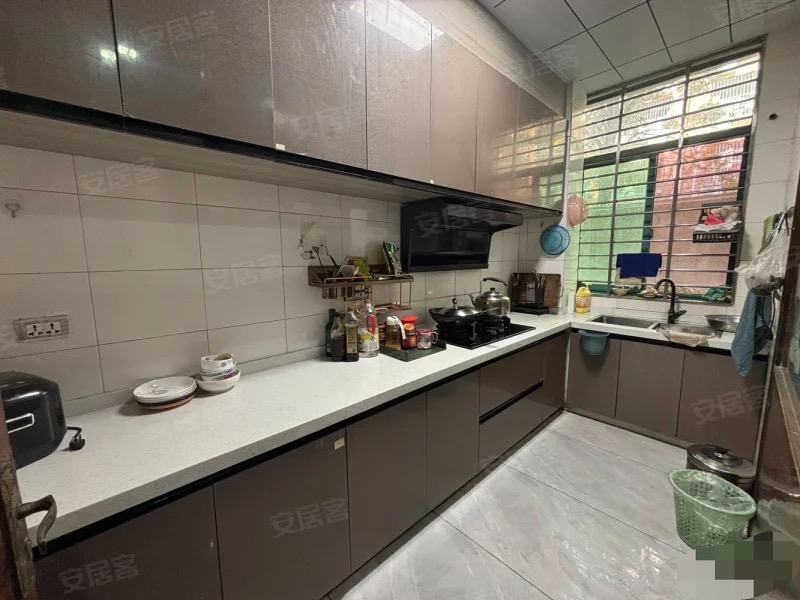 武商附近，青青家园，精装三房，一楼可养花草，价格便宜，拎包入住