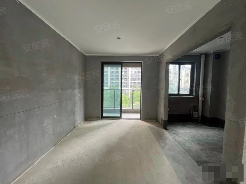 急售现房，吾‮广悦‬场‮平大‬层，单价5700+，一梯一户，小高层