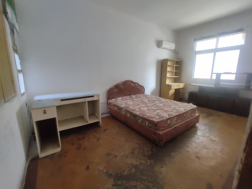 交通路老企管局宿舍.小区有出场好停车.三房房间蛮大.看房方便