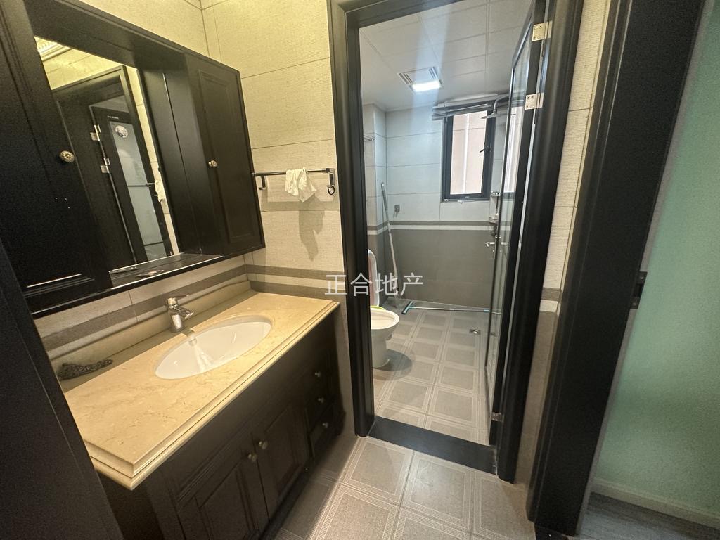 房东诚心出售、满庭春，中间楼层，精装供暖三房装修了20大几万，证满二，看中可谈