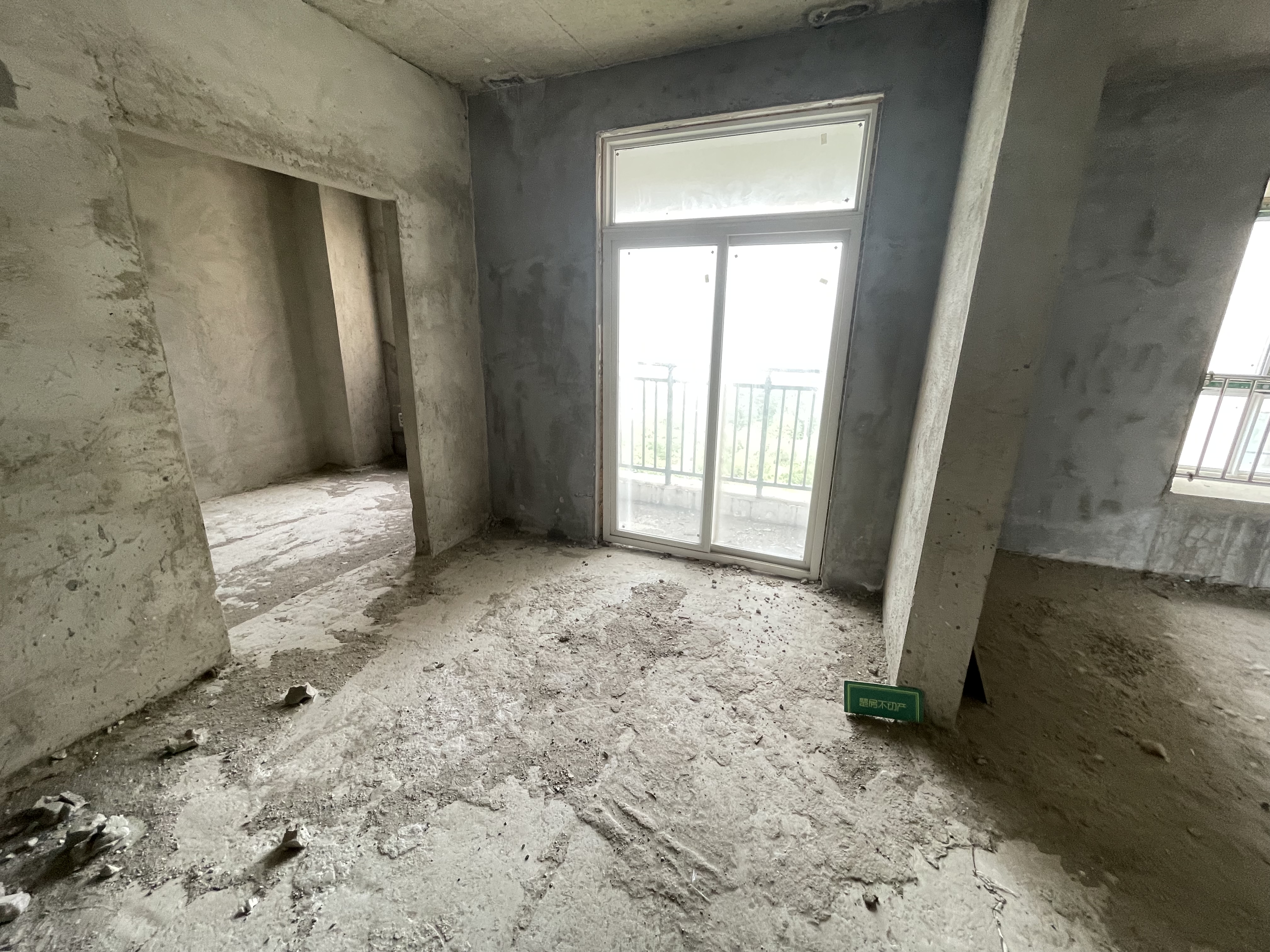 都市高尔夫  职院附近 大三房 毛坯大阳台 看房方便  单价不到5000