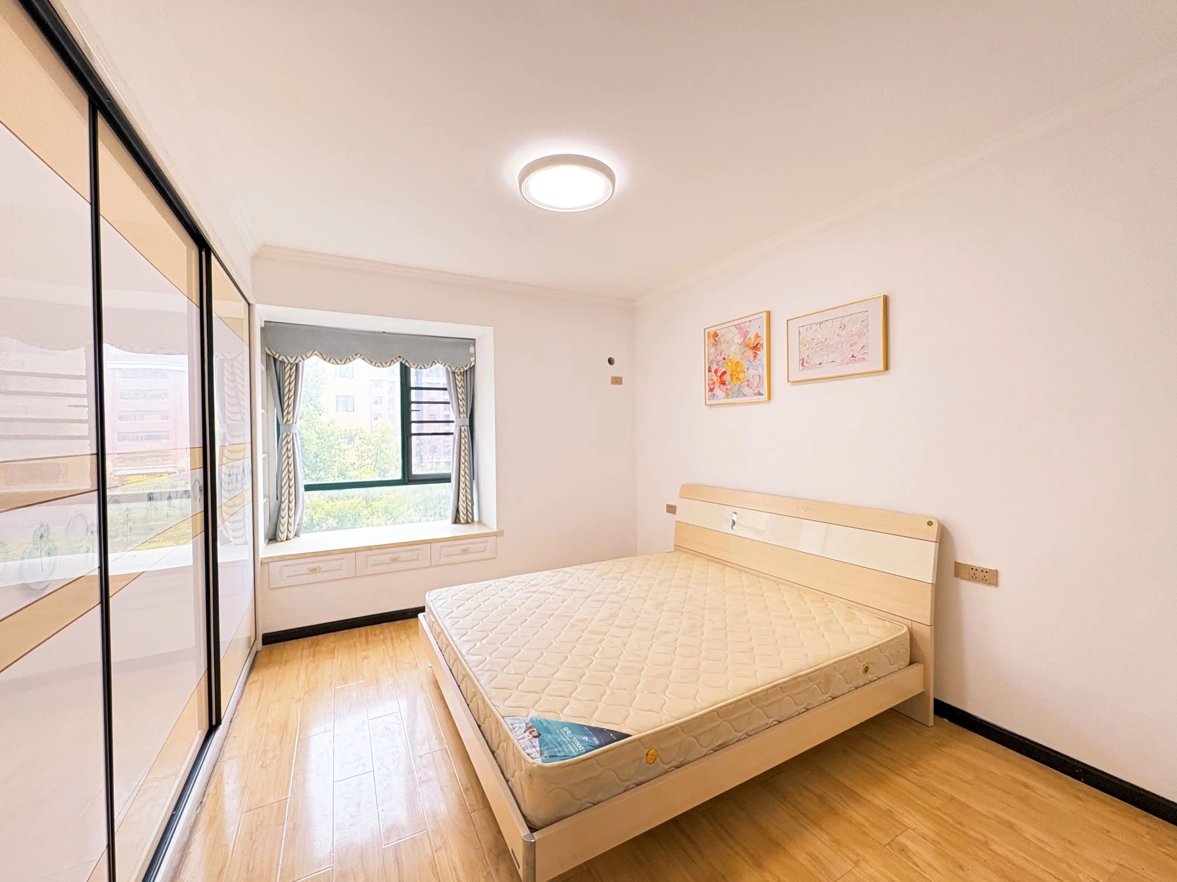 亏本，诚心出售，新城壹号五期，精装三房，南北通透，证满二