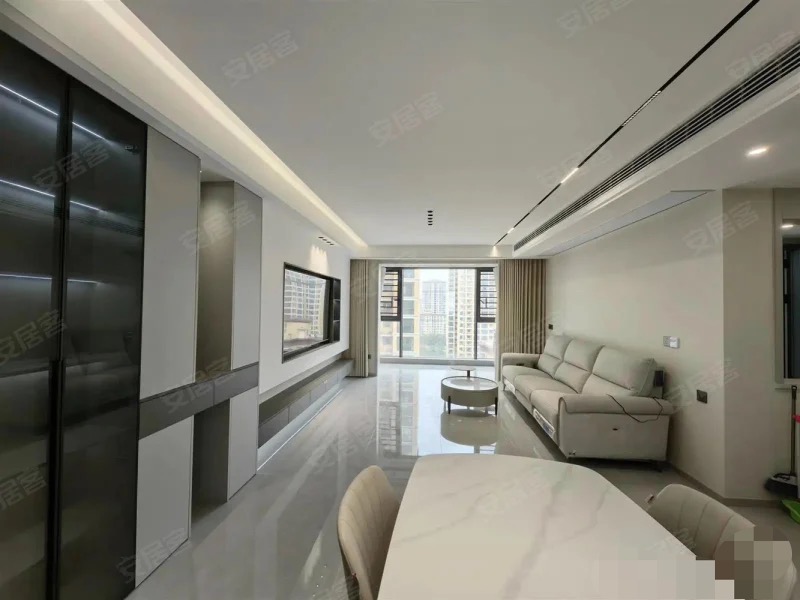 城南，新城壹号五期 ​，双湖景房， 电梯好楼层15楼 ，精装三房，证满二， 9.9成新， 阳台直接看公园，  全屋品牌