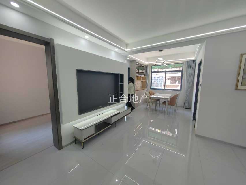 急售，大洪小区，步梯三楼，好停车，老证，精装三房，拐角大阳台，包满二过户