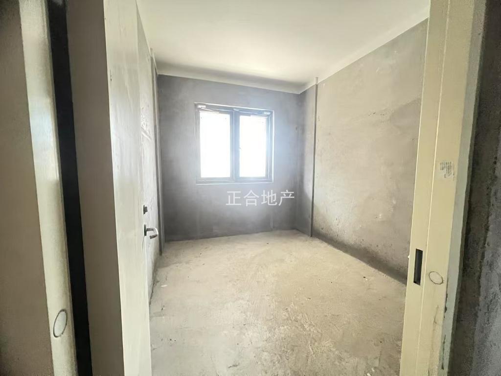 城南，北苑，大阳台，单价5千多，毛坯三房，中间楼层，采光好