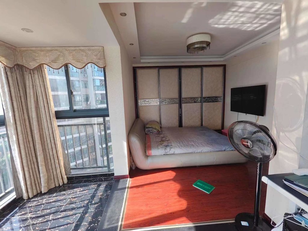 圣淘沙精装大两房通风好三面采光，双阳台，业主诚意出售！