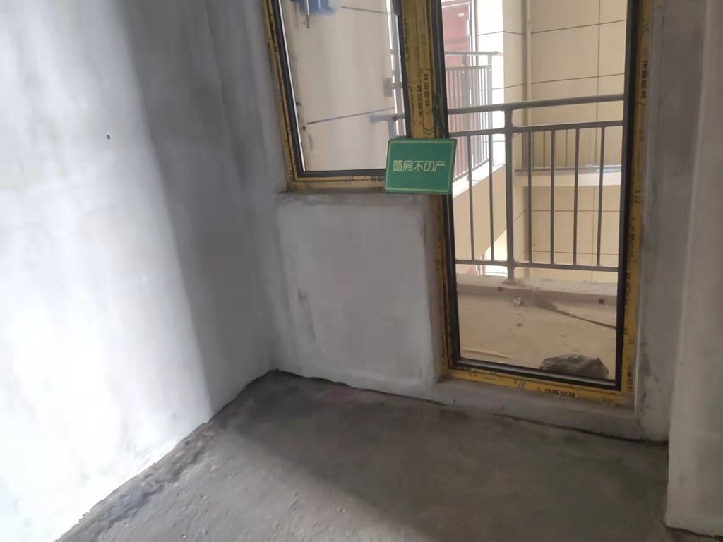 御湖世家  毛坯三房  阳光楼层楼间距宽小区绿化覆盖广现房交付