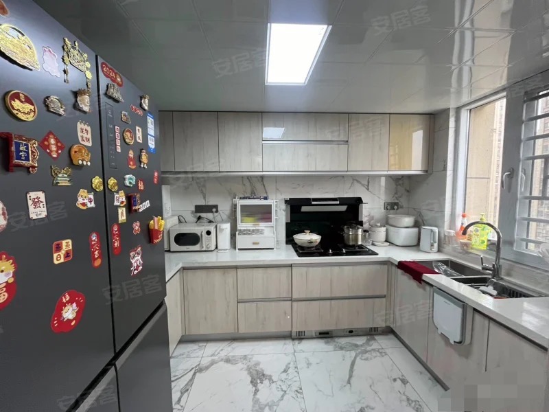 元泰未来城B2，东边户，​精装三房。好楼层，全屋品牌家电大金中央空调顾家家私​，证满二