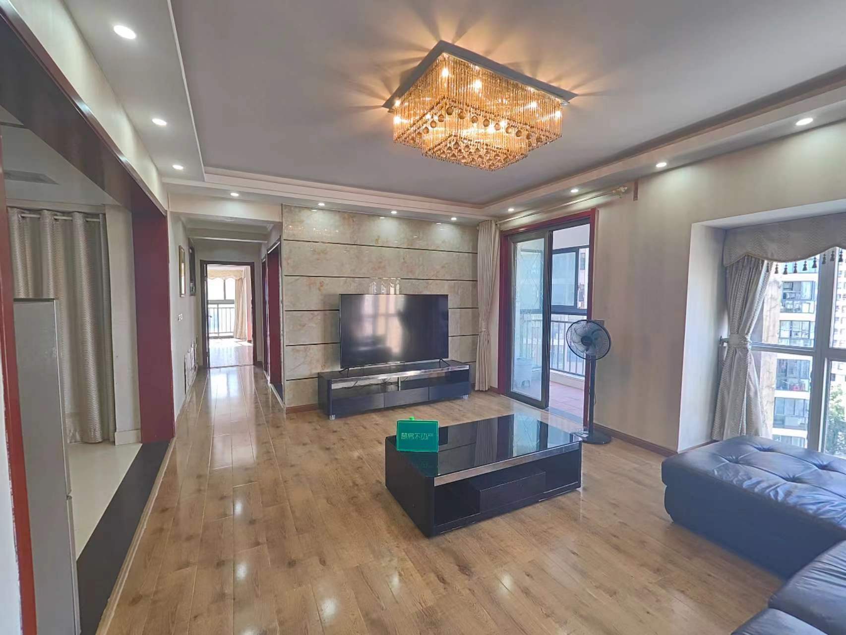 圣淘沙精装大两房通风好三面采光，双阳台，业主诚意出售，优质的吓人可以上公立嶨校，实验幼儿园，实验小穴，老三忠