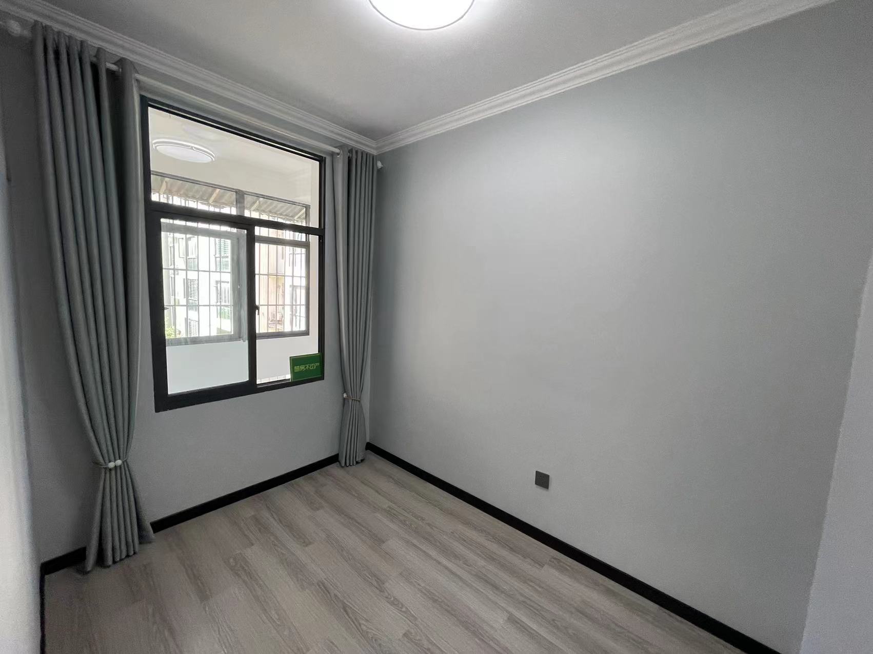 商城旁，华宝芙蓉花园，全新装修三房，步梯中层，证满二，看房方便