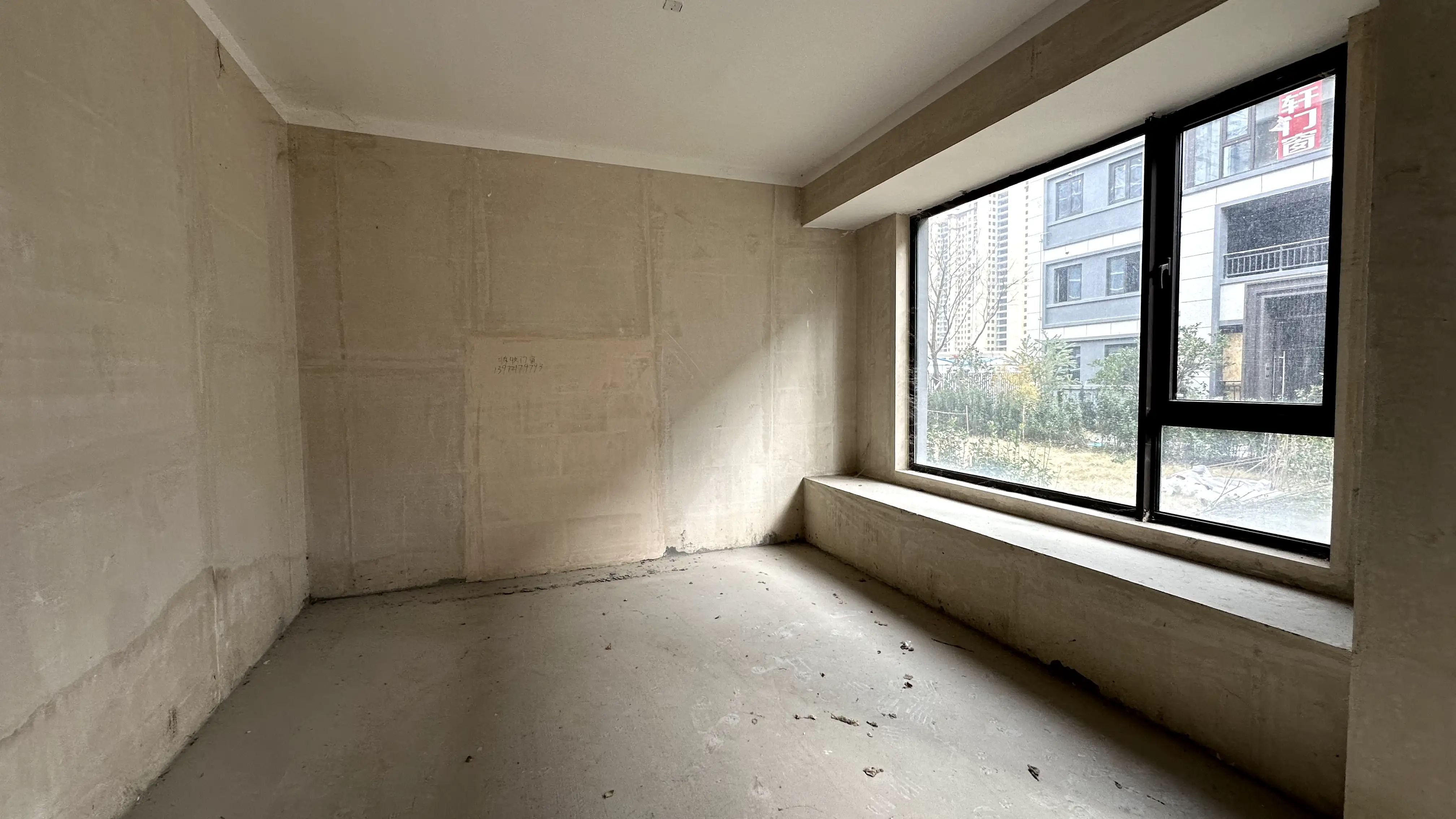 吾‮下悦‬叠，‮车带‬位，实际得房率500多平，上下4层，带院子100＋