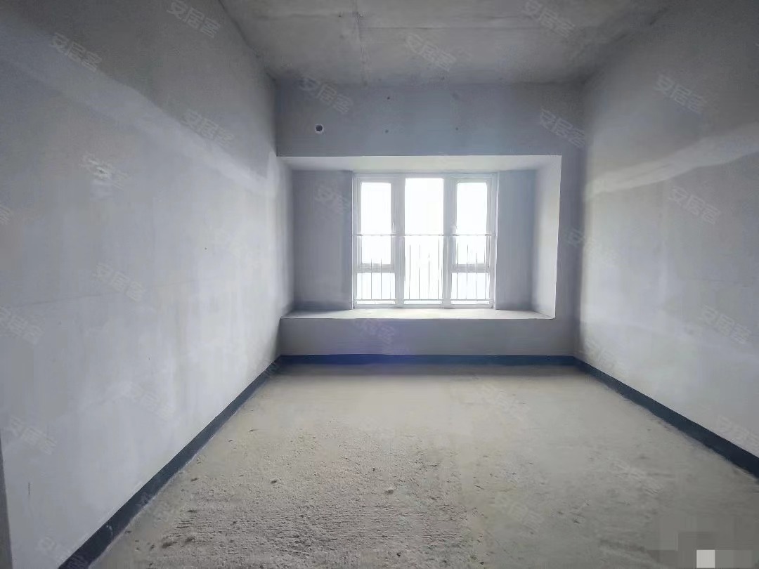 房东直接跟你减1500，碧桂园，1梯1户单价4700，小高层，南北双阳台，证满二