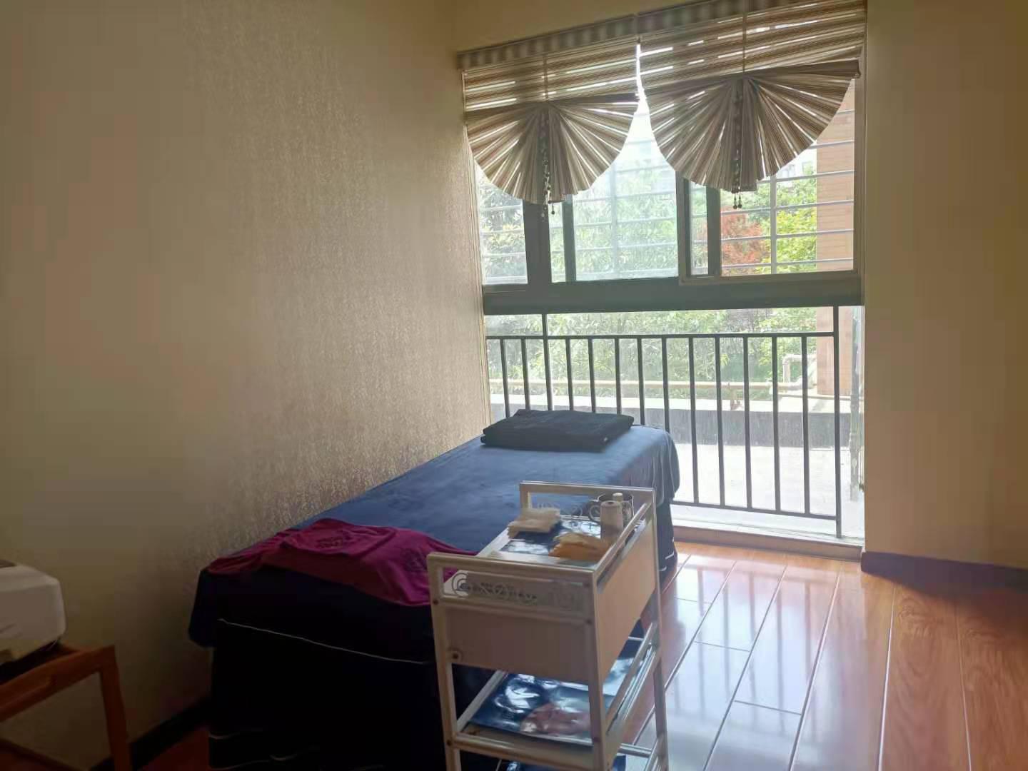 金城花园，大户型，超大阳台