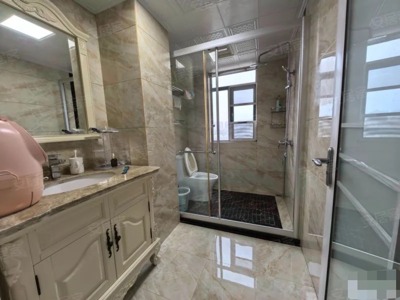 急售，新城壹号，欧式风格，装修花了百来万，精装四房，小区幼儿园xiao学都有，新二中，单价6000多