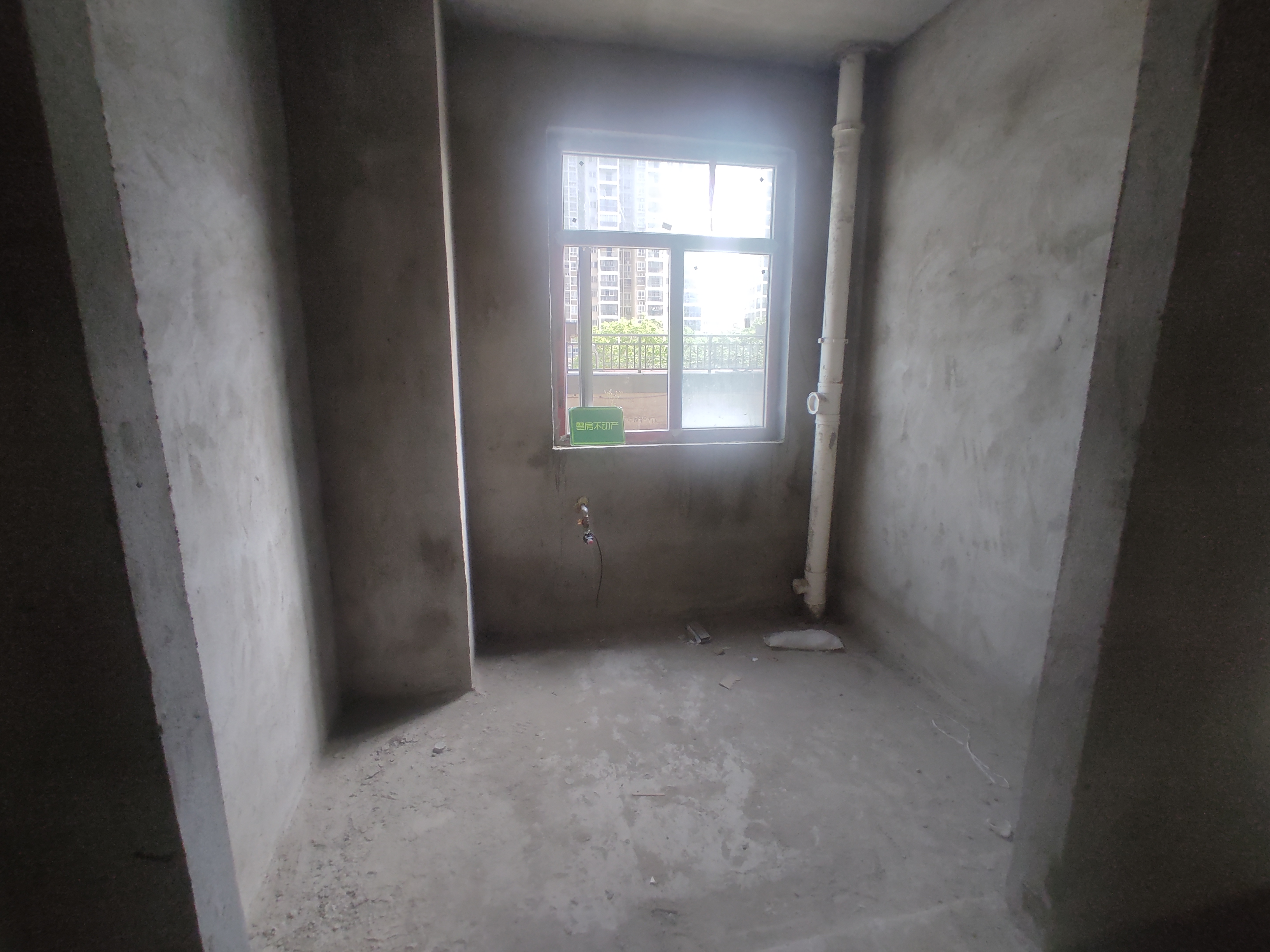 沔阳公馆毛坯三房两卫边户.代超达露台担架只要5000.看房方便