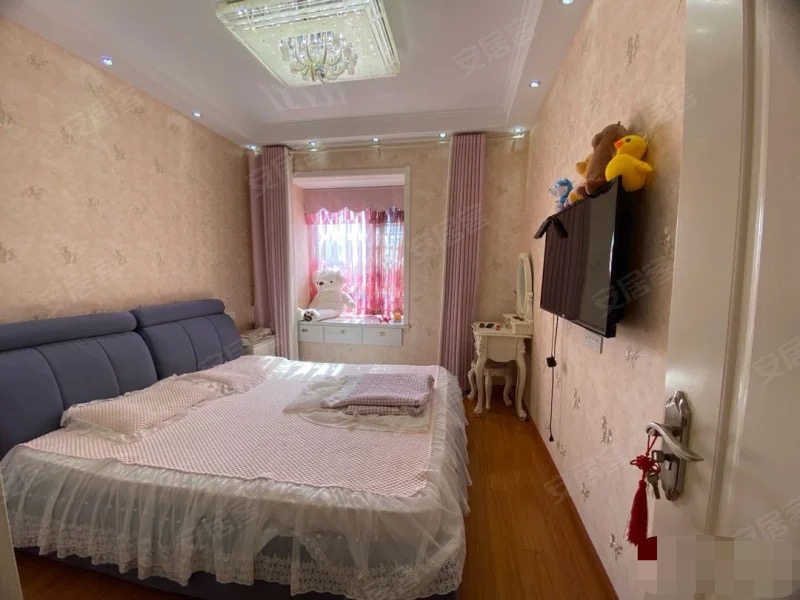 捡漏，房东急售，双湖景房，森林国际，精装3房，电梯好楼层。装修成色新