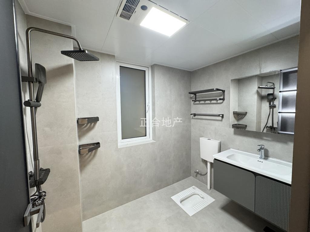 降价了，业主诚心出售，城南，森林国际湖景房，电梯好楼层，精装三房，证满二，新二中二小，