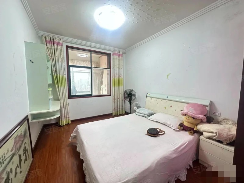 375，商城附近，汽修小区，步梯三楼，房龄新，精装三房，南北通透