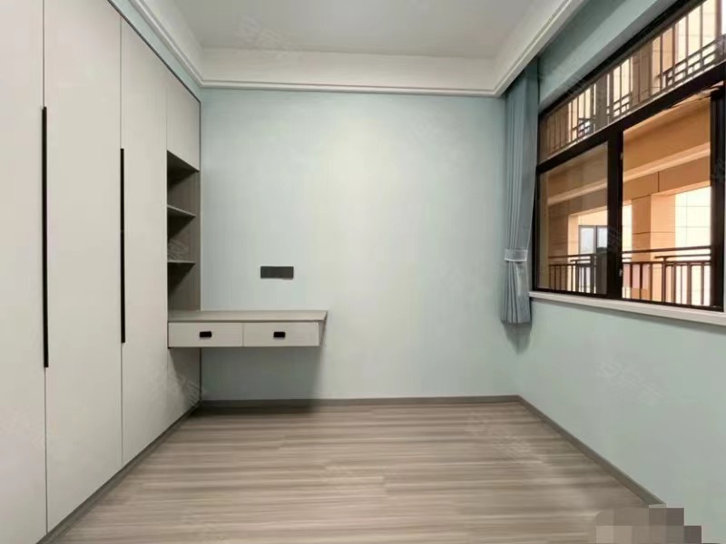 降价了，降价了！！！房东诚心出售！御湖世家，全新装修，好楼层，证满二，