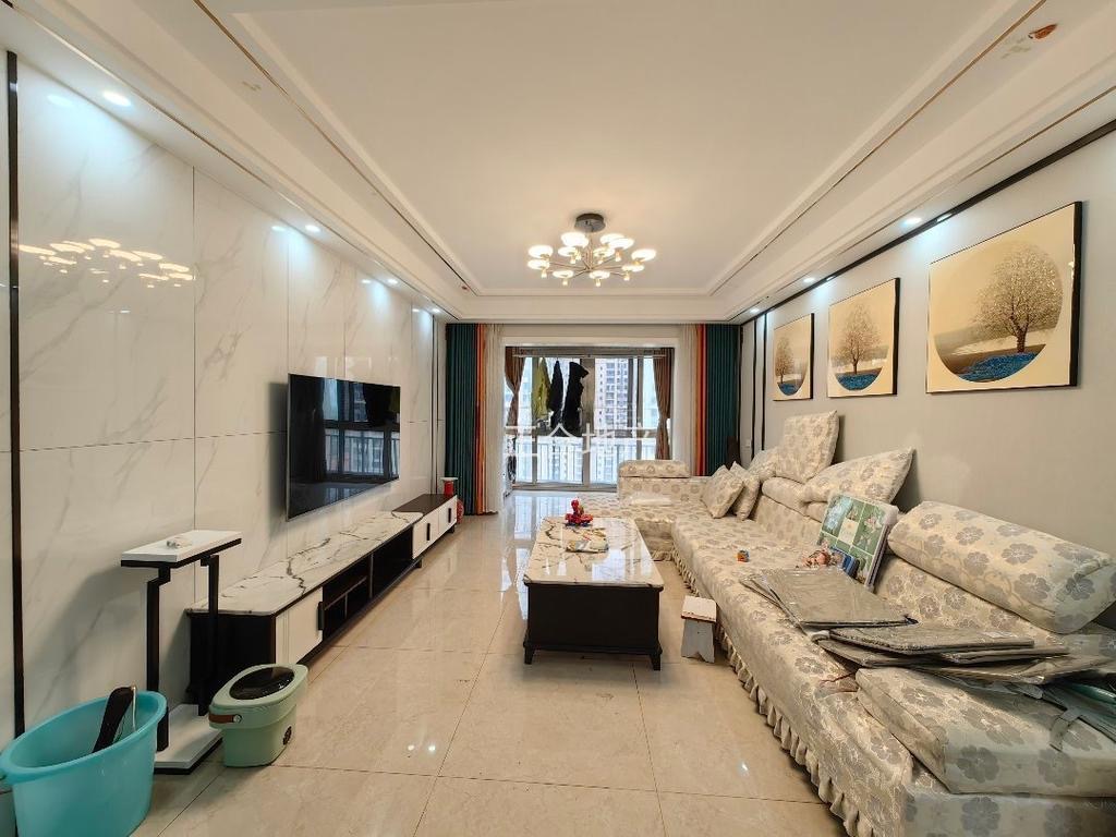 森林国际，新二中对面， 精装大四房，送车位，电梯好楼层17楼，视野好