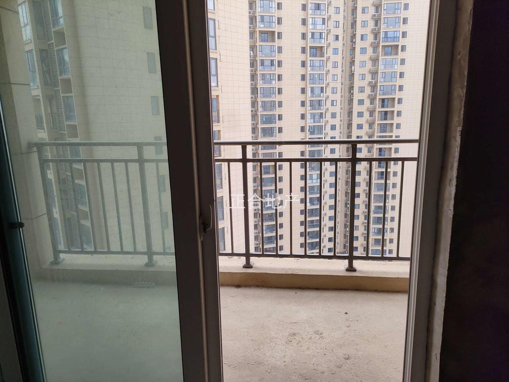 城南，森林国际，湖景现房，单价4400，4房，满2，楼下就是二中二小