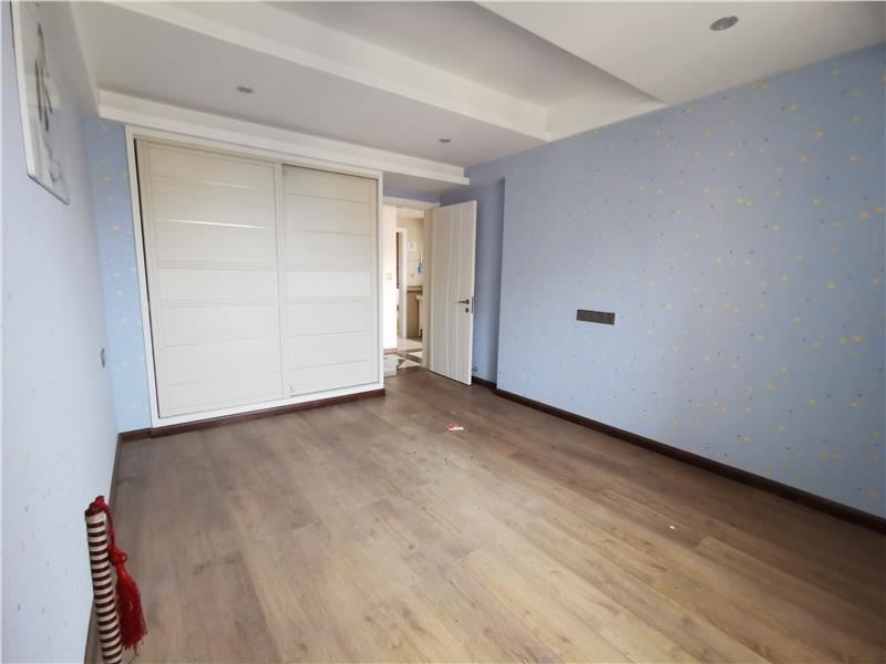 满庭春全屋订制精装修，湖景大四房只卖毛坯价，户型方正采光 