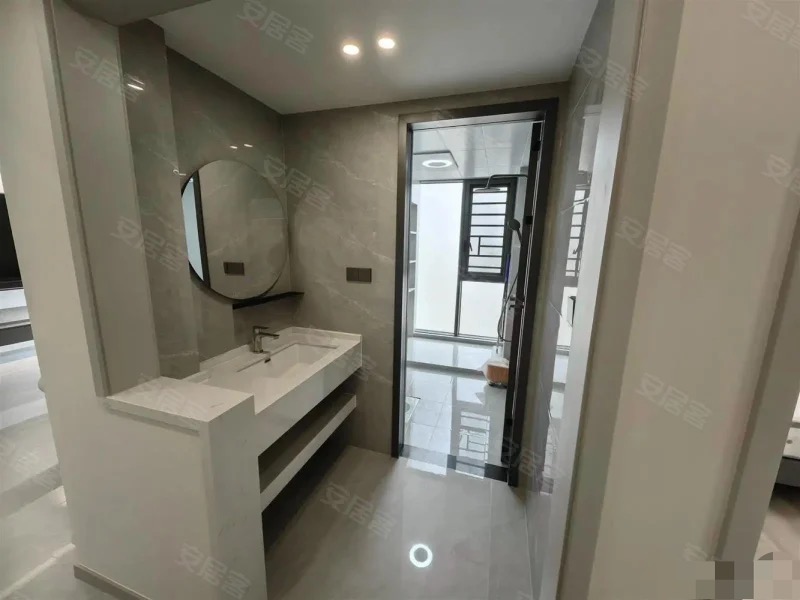 城南，新城壹号五期​，双湖景房，电梯好楼层15楼，精装三房，证满二，9.9成新，阳台直接看公园，全屋品牌