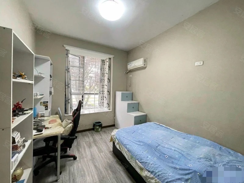 急售，1楼带院子，城南大小区，明珠豪庭。精装四房，电梯洋房，元泰三中