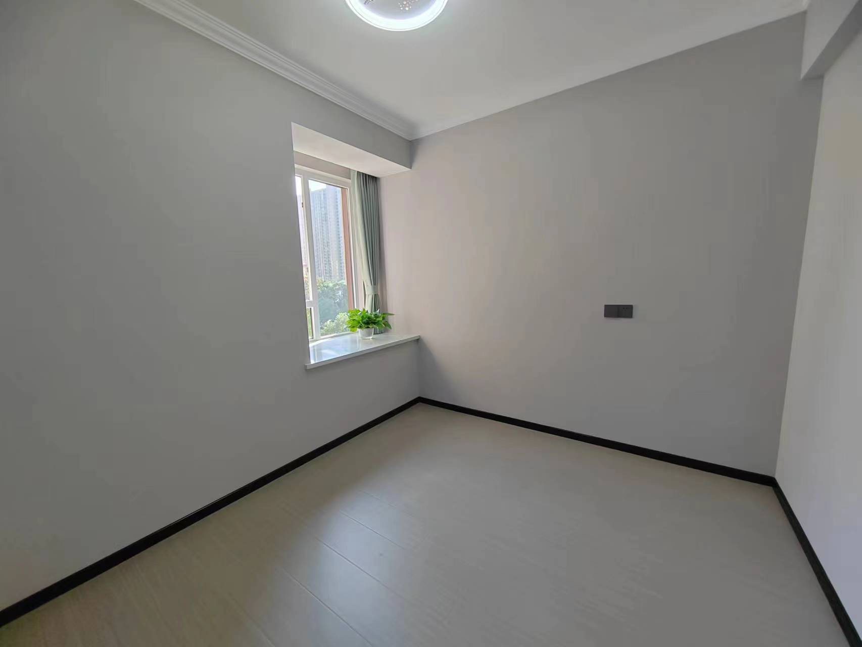 业主亏本出，精装三房，成色新，中间楼层，采光好