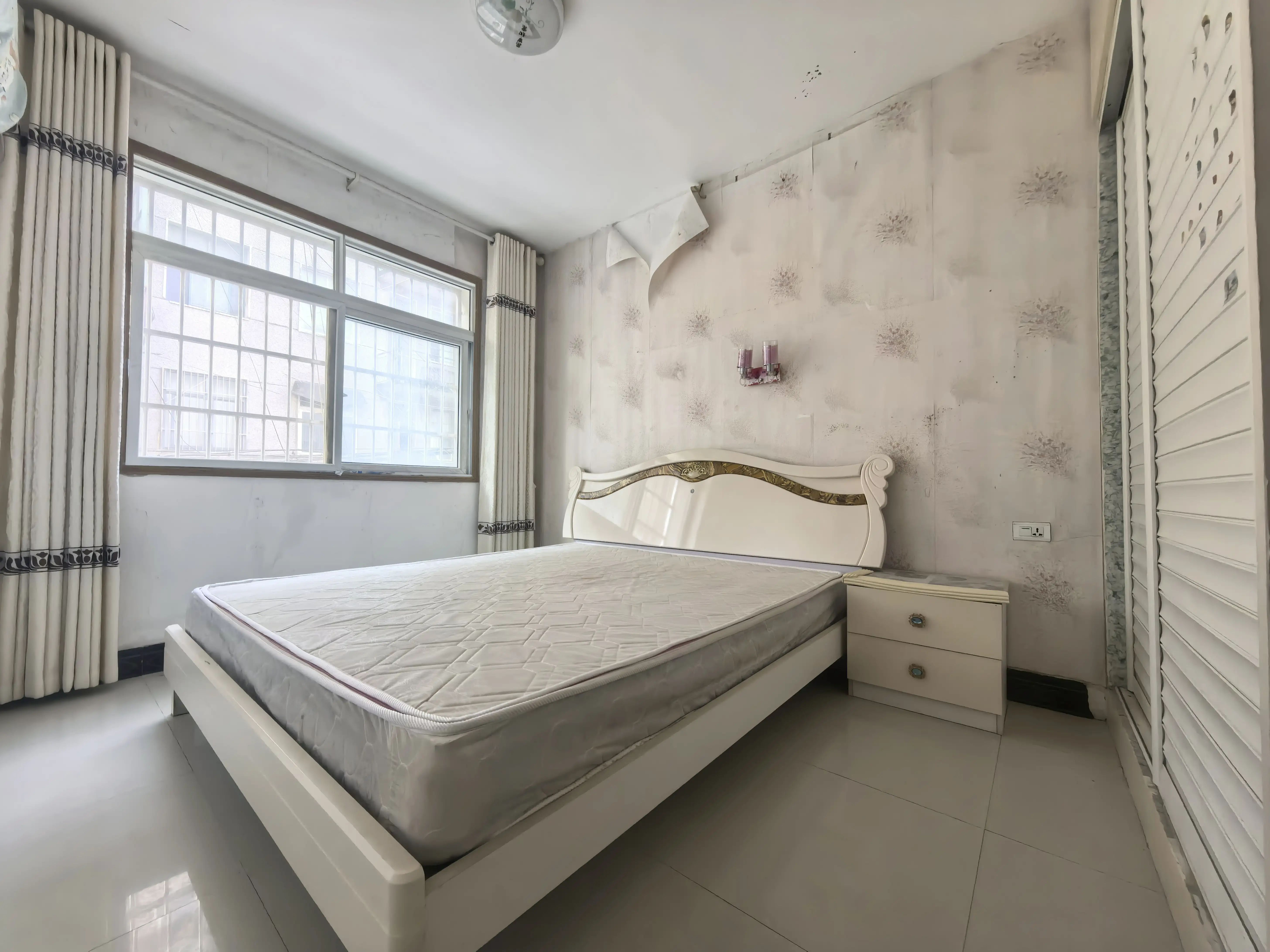 江滩公园旁，商城附近，步梯2楼，好楼层，精装三房，证满二