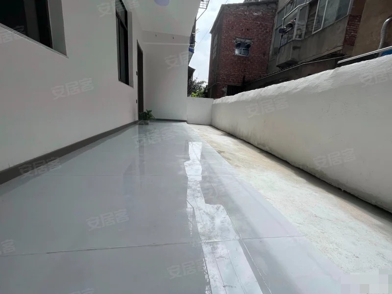 武商附近，步梯一楼，精装三房两卫，带院子，满五，全新装修，老证