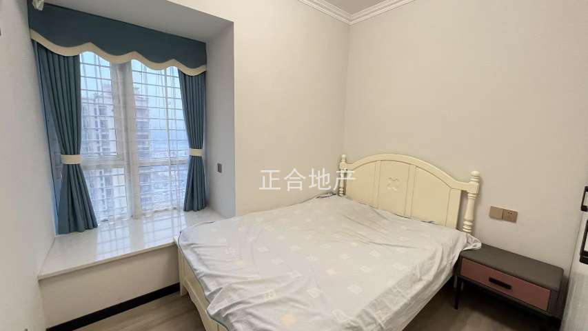 急售，森林国际，湖景房，精装三房两厅，9.9成新，基本未住，证满二，视野好