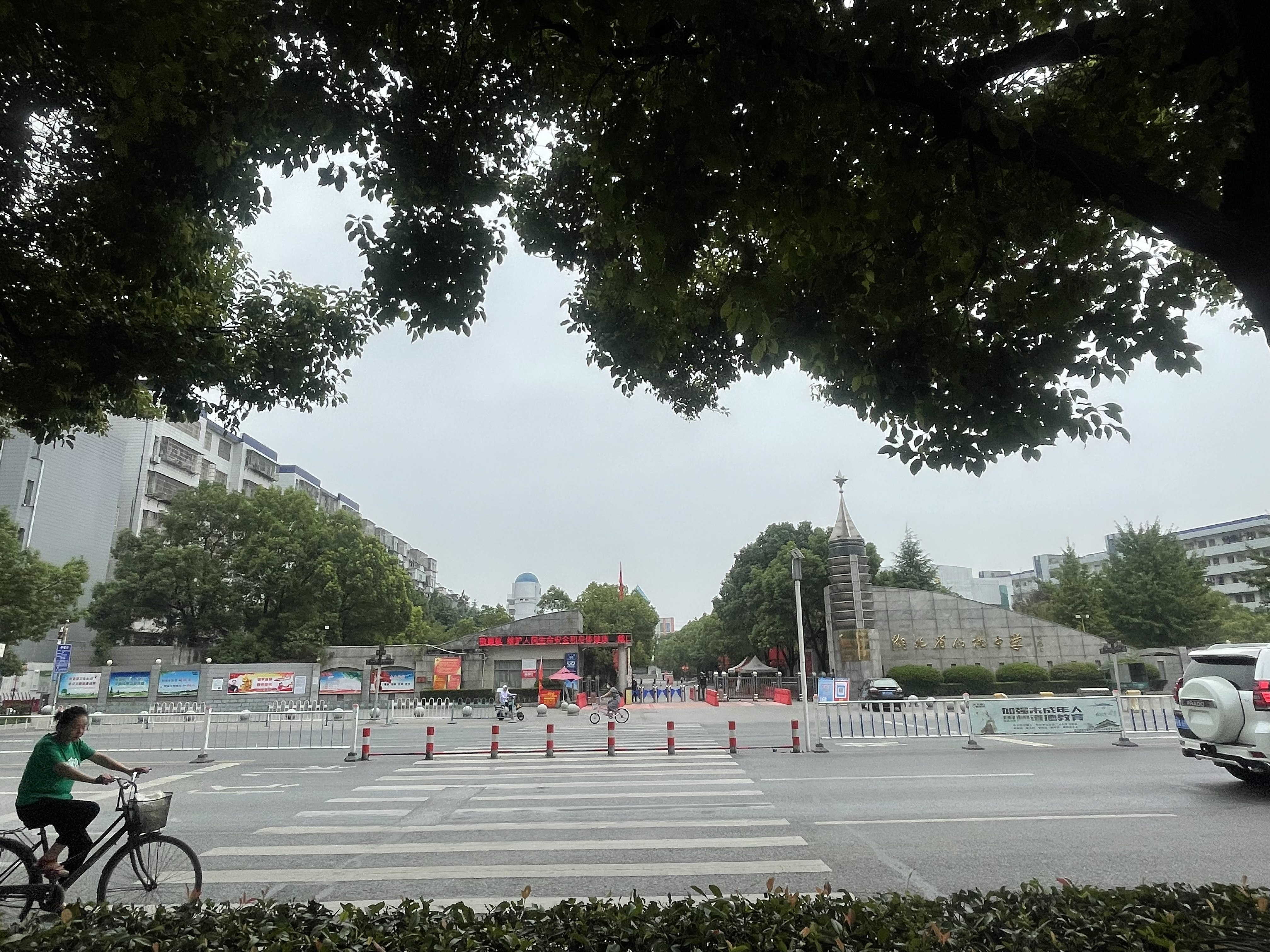 富迪三友.学府公寓精装.96平45万.包过户.业主以2015年买价出售配套设施成熟