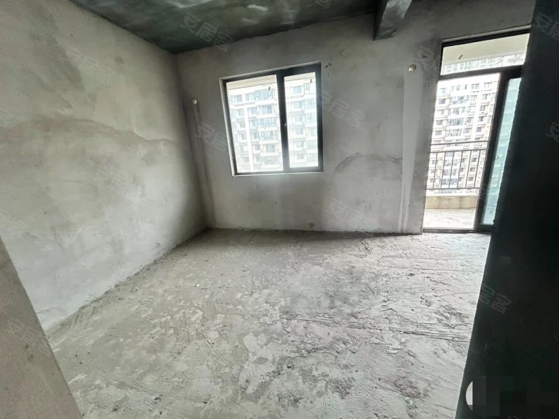 急卖，城南，荣怀，​电梯‮高小‬层，毛坯3房2卫，双阳‮边台‬户，单价5200