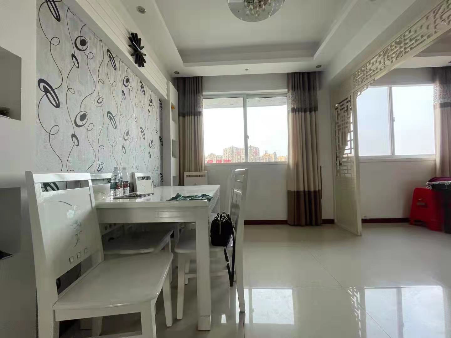 世纪雅园精装三房，户型通透采光好