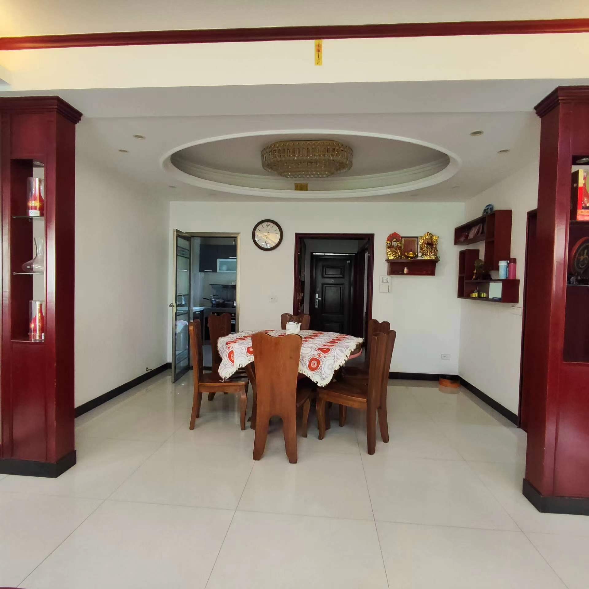 中央华府.精装四房.房子成色新.下楼就是學笑.看房方便