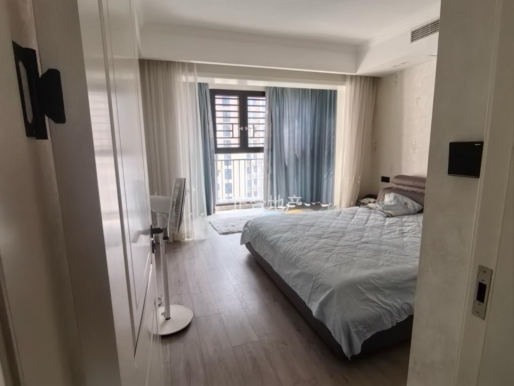 降价了，降价了！房东亏本出售，森林国际，湖景房，精装3房2卫，5800单价，