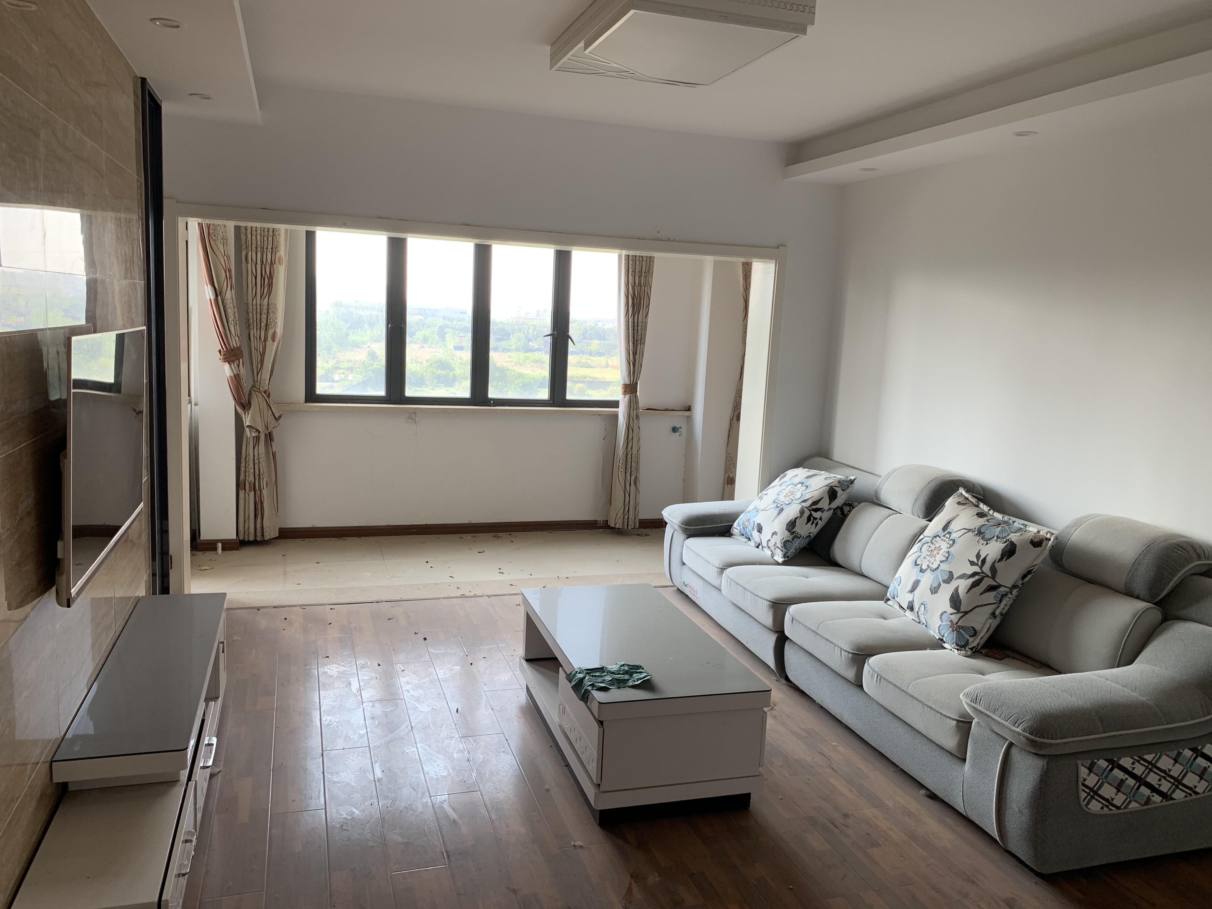 满庭春 精装两房  装修的基本未住 对面直接读仙桃小学