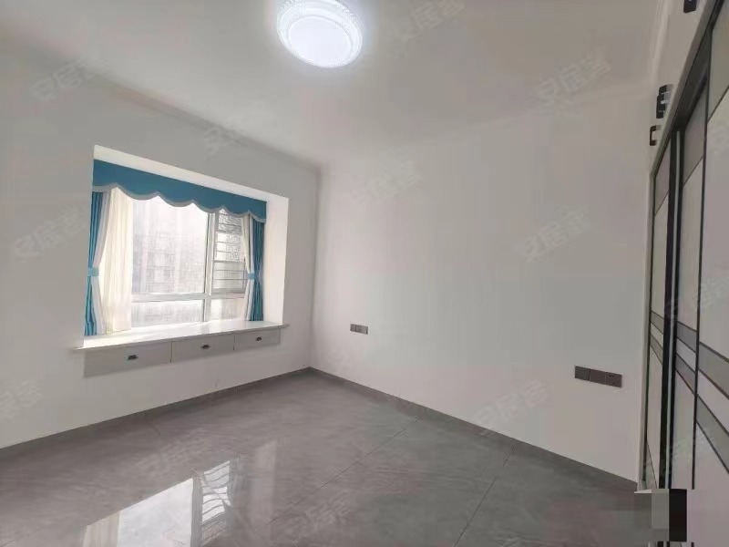 吾悦旁，元泰未来城B2，全新装修，电梯好楼层22楼，捡漏，采光好