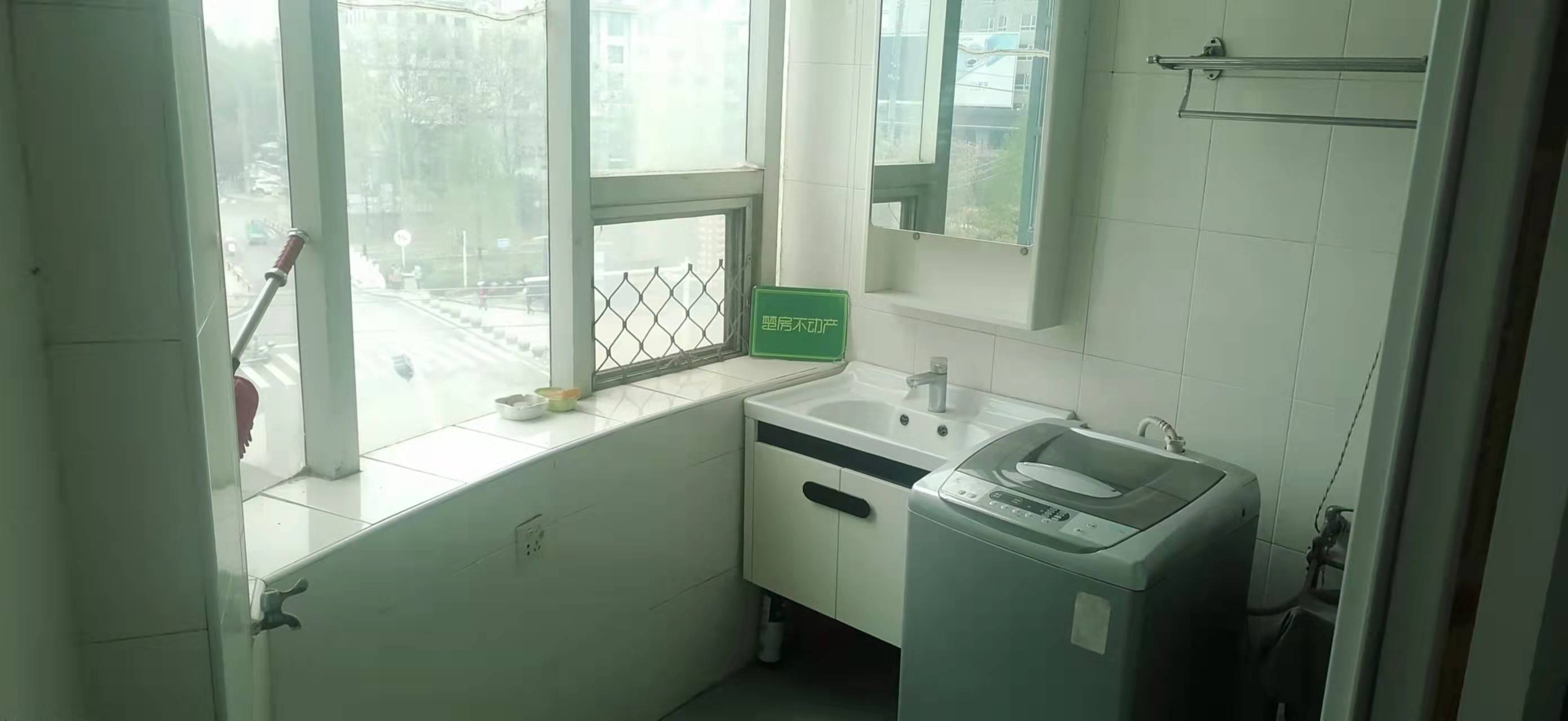 流金岁月旁步梯四楼简装三房出租