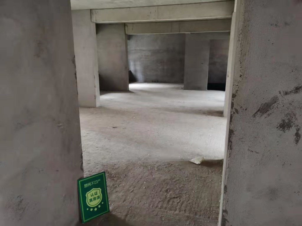 满庭春 毛坯一楼 三室两卫  带院子 看房方便 房东 诚意出售