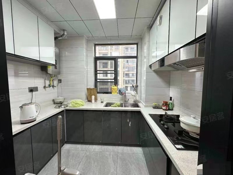 急售，武商旁，次新小区，中间好楼层，9.99成新，电梯精装三房，南北通透，采光视野好