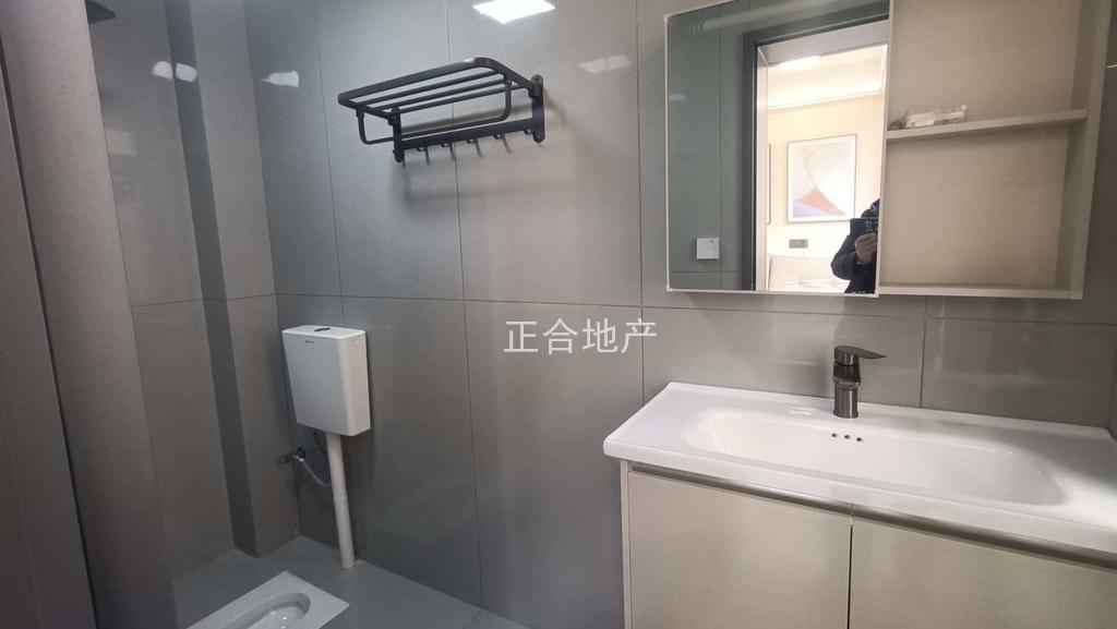 降价了，房东诚心出售，仙桃商城，楼下老三中，步梯三楼，全新装修三房两卫，户型采光好