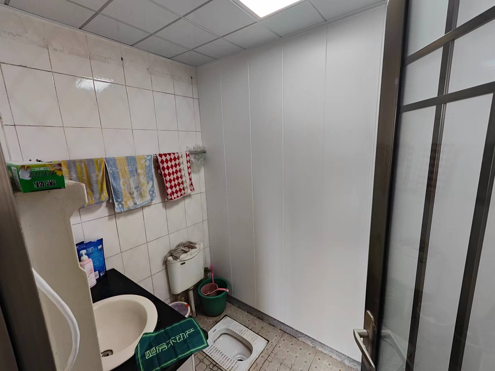 二中旁边的长虹卫生小区，家里装修成色新，没怎么住，采光好，出门就是武商