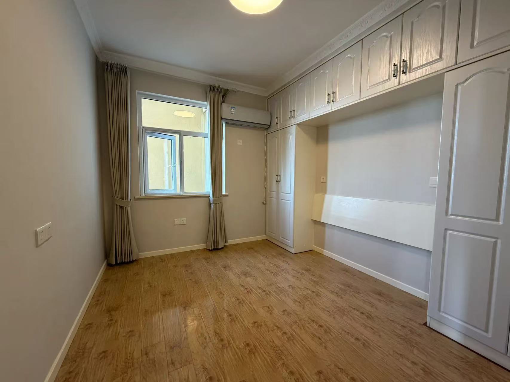 城南，元泰清华园，D区，精装三房两卫，单价5千多点。好楼层22楼