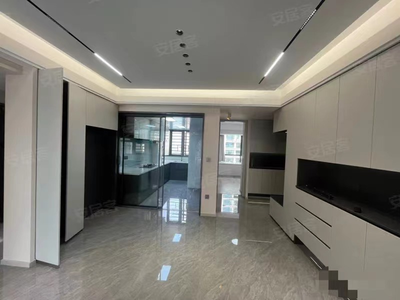 ​城南，御湖世家，电梯15楼，证满二​，全新精装三房，边户，送车位，好楼层